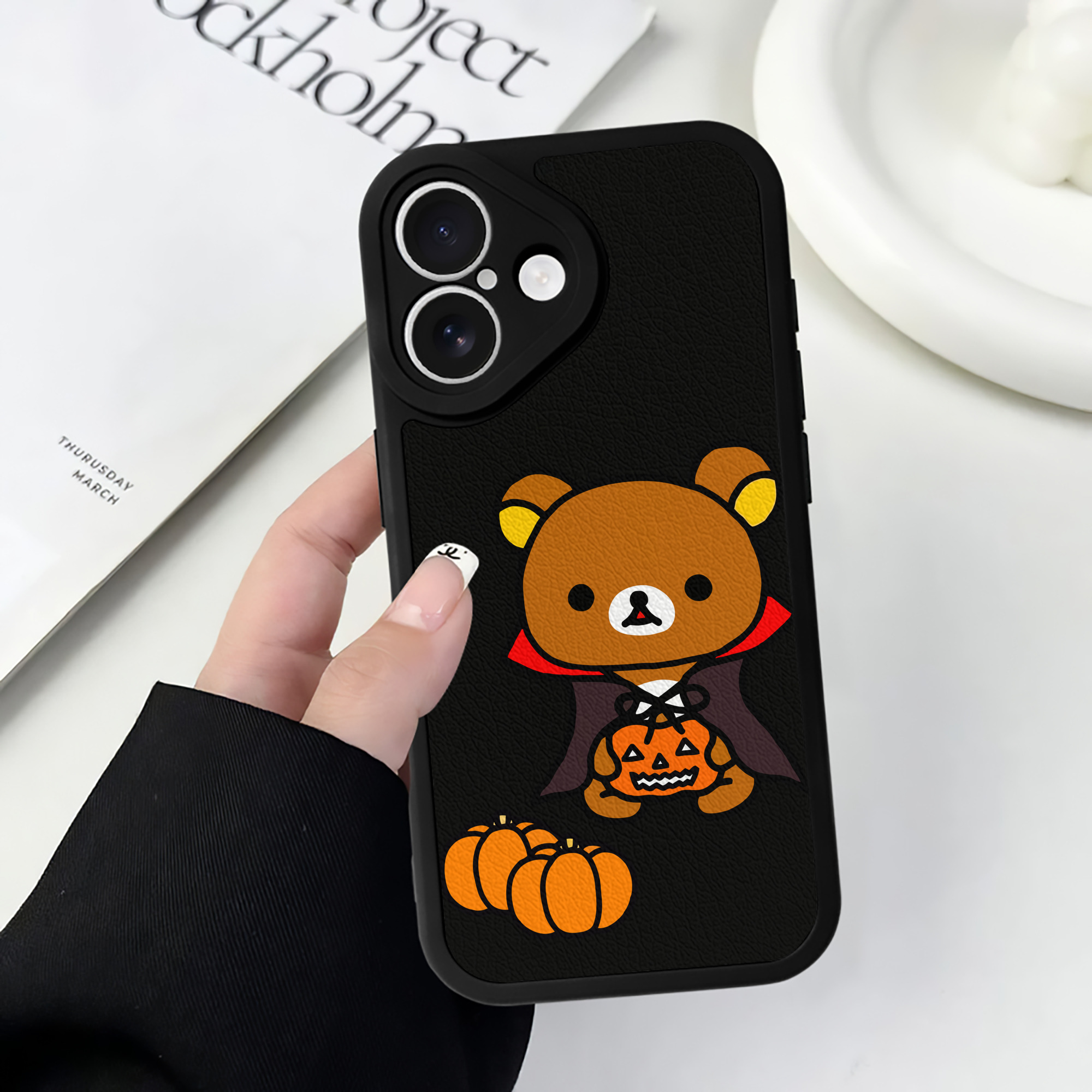 （画像用） リラックマ リラックマ キイロイトリ Rilakkuma Korilakkuma Kiiroitori 【iPhone 16シリーズ対応】シリコンスマホケース（レザー調） 材質：シリコン